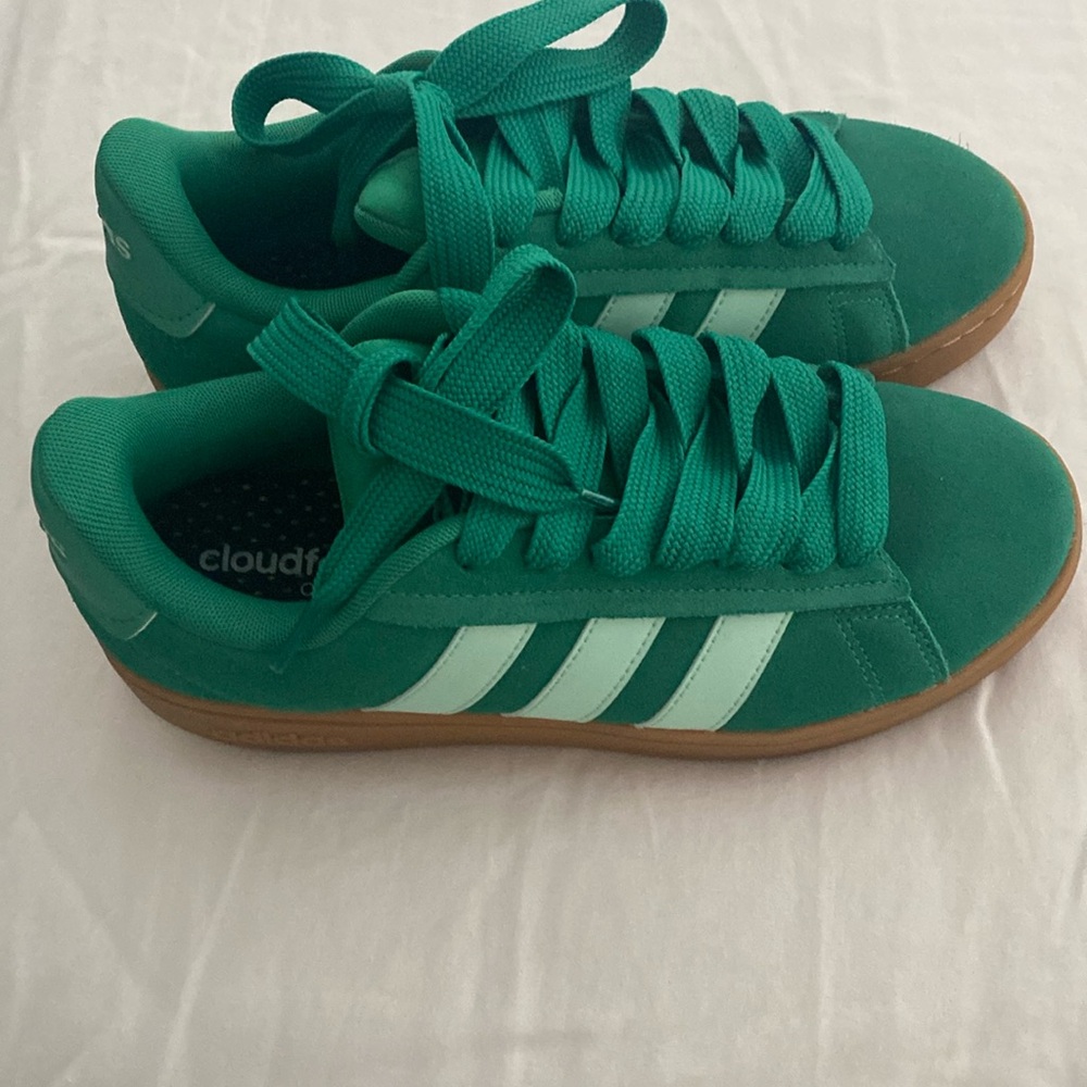 Sneakers Adidas size 71/2 nwot tried indoor